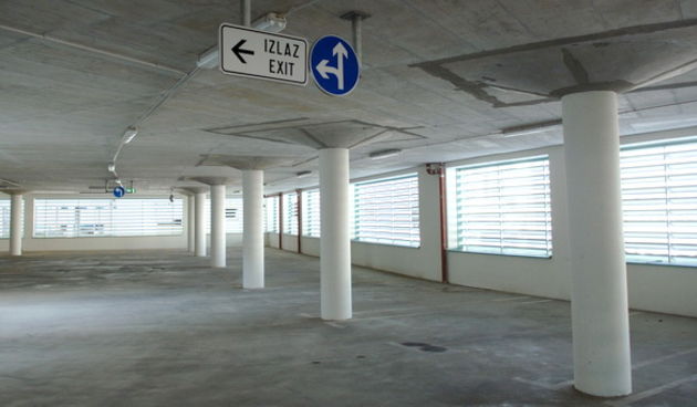 Zadar, 101209. I nakon sto je tvrtka ” Obala i Lucice” podigla cijene parkinga na otvorenom garaza u bivsoj tvornici tekstila TIZ usprkos slobodnom ulazu i dalje zjapi prazna. Foto: Andrija Lucic / CROPIX