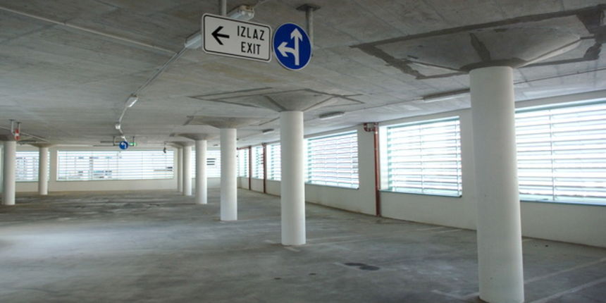 Zadar, 101209. I nakon sto je tvrtka ” Obala i Lucice” podigla cijene parkinga na otvorenom garaza u bivsoj tvornici tekstila TIZ usprkos slobodnom ulazu i dalje zjapi prazna. Foto: Andrija Lucic / CROPIX Zadar, 101209. I nakon sto je tvrtka ” Obala i Lucice” podigla cijene parkinga na otvorenom garaza u bivsoj tvornici tekstila TIZ usprkos slobodnom ulazu i dalje zjapi prazna. Foto: Andrija Lucic / CROPIX