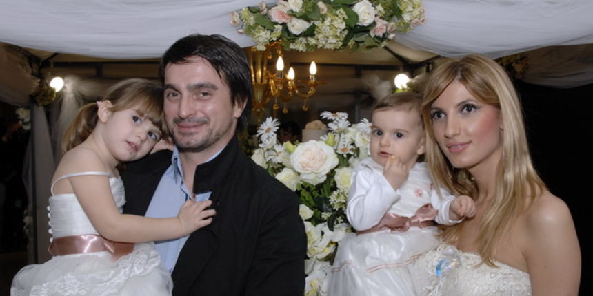 Split, 190210.
U hotelu Le Meridien Lav odrzava se Sajam vjencanja gdje je uprilicena modna revija izlagaca. 
Na slici : Josko Cagalj – Jole sa suprugom Anom i kcerkama Iva i Ema.
Foto : Jadran Babic / CROPIX