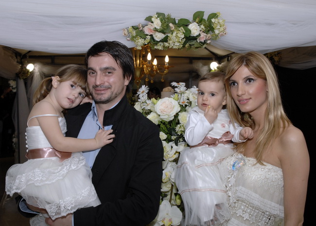 Split, 190210.
U hotelu Le Meridien Lav odrzava se Sajam vjencanja gdje je uprilicena modna revija izlagaca. 
Na slici : Josko Cagalj – Jole sa suprugom Anom i kcerkama Iva i Ema.
Foto : Jadran Babic / CROPIX