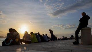 Zadar: Turisti uživaju u zalasku sunca