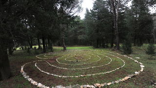 Musapstan, Zadar, 211212
Uoci najavljenog smaka svijeta, u petak 21. prosinca, u sumici u Muspastanu pokraj Zadra pojavilo se devet misterioznih labirinata od kamena. Iako je grupica Zadrana koja ih je izgradila tamo trebala cekati drevno prorocanstvo May