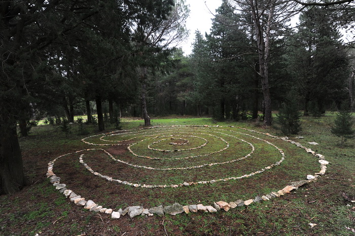 Musapstan, Zadar, 211212
Uoci najavljenog smaka svijeta, u petak 21. prosinca, u sumici u Muspastanu pokraj Zadra pojavilo se devet misterioznih labirinata od kamena. Iako je grupica Zadrana koja ih je izgradila tamo trebala cekati drevno prorocanstvo May