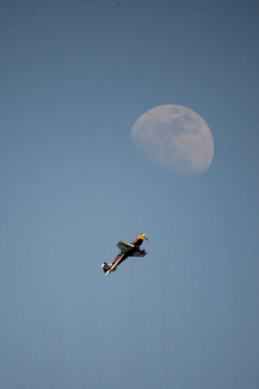 Aerodrom Vrsar domacin Red Bull Air Race Svjetskog prvenstva 2014. Red Bull Air Race okuplja najbolje svjetske pilote koji kombinacijom brzine, preciznosti i vjestine upravljaju okretnim avionima, provlaceci se kroz 25 m visoka vrata, do brzine od cak 370 Aerodrom Vrsar domacin Red Bull Air Race Svjetskog prvenstva 2014. Red Bull Air Race okuplja najbolje svjetske pilote koji kombinacijom brzine, preciznosti i vjestine upravljaju okretnim avionima, provlaceci se kroz 25 m visoka vrata, do brzine od cak 370