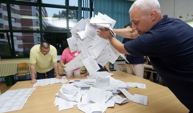 – Biracki odbor na glasackom mjestu 45 u Osnovnoj skoli Otok otvara glasacke kutije te prebrojava glasove biraca koji su izasli na izvanredne parlamentarne izbore. Photo: Luka Stanzl/PIXSELL