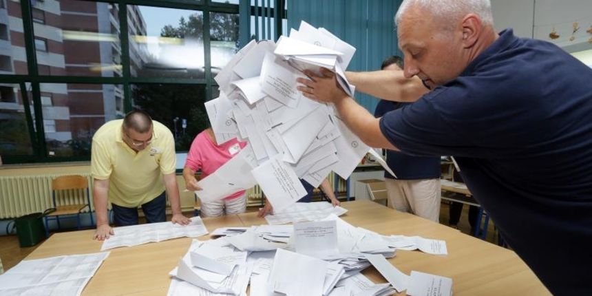 – Biracki odbor na glasackom mjestu 45 u Osnovnoj skoli Otok otvara glasacke kutije te prebrojava glasove biraca koji su izasli na izvanredne parlamentarne izbore. Photo: Luka Stanzl/PIXSELL
