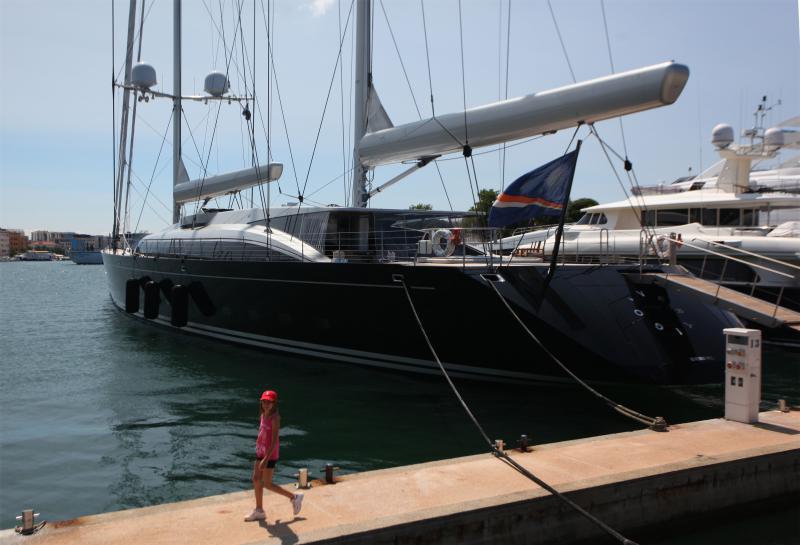 27.06.2013., Zadar – Luksuzna jahta u vlasnistvu medijskog magnata Ruperta Murdocha nalazi se usidrena u zadarskoj marini. Brod je dugacak 68 metara, glavni jarbol je iste visine. Cijena najma ove jahte na tjedan je 295.000 eura, odnosno 2,2 milijuna ku 27.06.2013., Zadar – Luksuzna jahta u vlasnistvu medijskog magnata Ruperta Murdocha nalazi se usidrena u zadarskoj marini. Brod je dugacak 68 metara, glavni jarbol je iste visine. Cijena najma ove jahte na tjedan je 295.000 eura, odnosno 2,2 milijuna ku