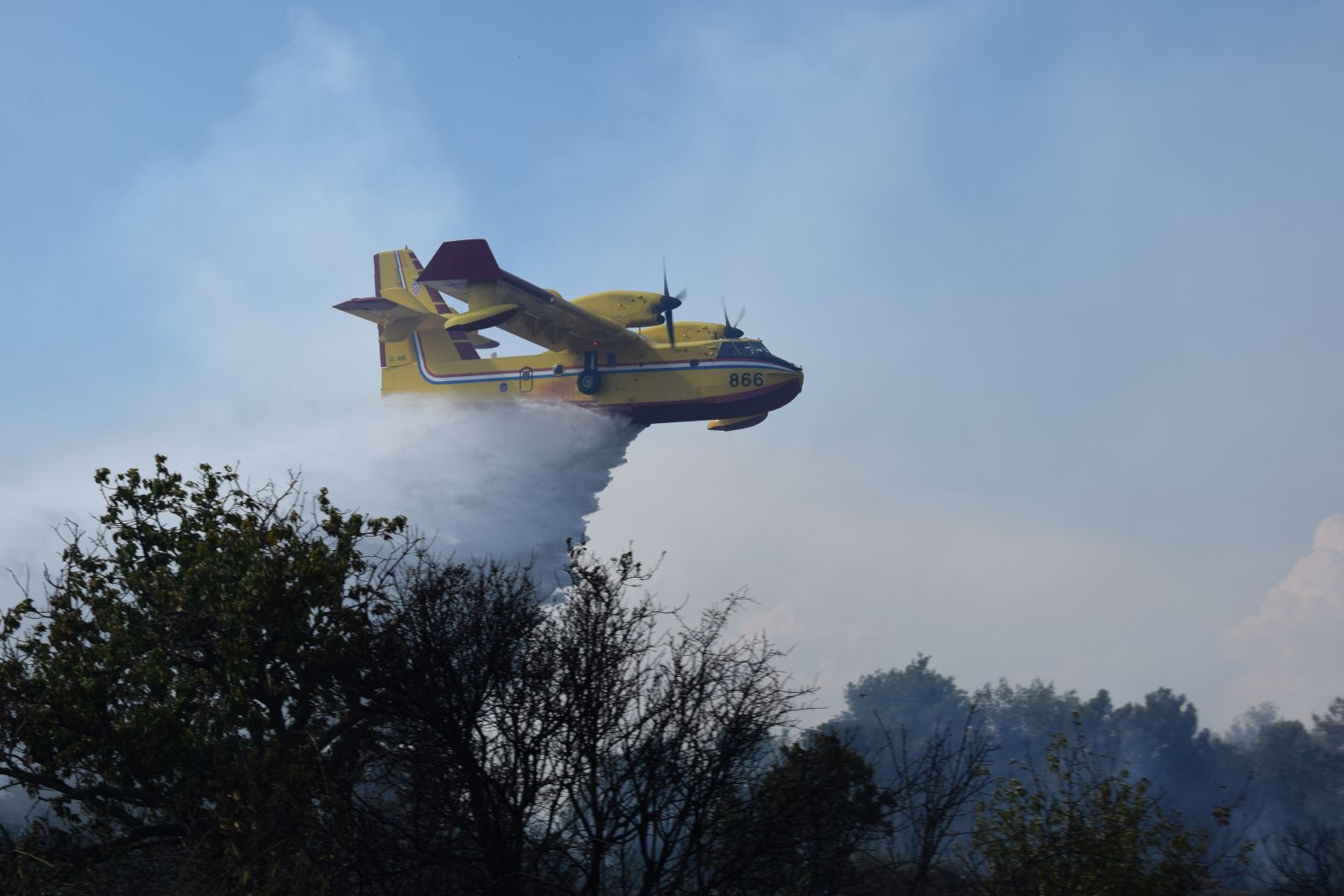 Zračne i kopnene snage gase požar kod Kožina Zračne i kopnene snage gase požar kod Kožina
