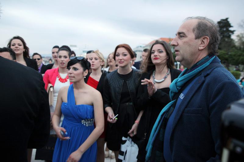 04.04.2014., Zadar – Australac Jason Grdovich zaprosio je svoju djevojku na Morskim Orguljama nakon devet godina veze, a cinu su svjedocili popularni pjevac Mladen Grdovic, gradonacelnik Bozidar Kalmeta, predsjednik zadarske TZ Zvonko Supe te mnogi medi