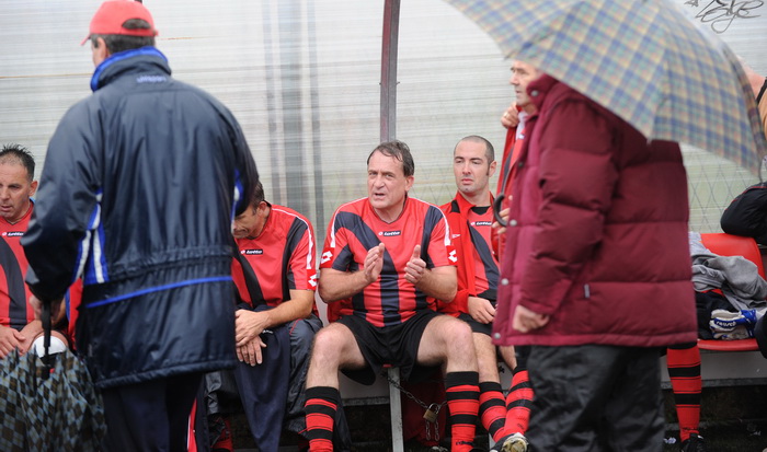 Zadar, 281110.
Povodom proslave 100 godina NK. Arbanasi, odigrana je nogometna utakmica izmedju veterana Nk. Arbanasi i veterana NK. Hajduk.
Na fotografiji: za Arbanase je igrao ministar Bozidar Kalmeta i postigao je gol.
Foto: Andrija Lucic / CROPIX Zadar, 281110.
Povodom proslave 100 godina NK. Arbanasi, odigrana je nogometna utakmica izmedju veterana Nk. Arbanasi i veterana NK. Hajduk.
Na fotografiji: za Arbanase je igrao ministar Bozidar Kalmeta i postigao je gol.
Foto: Andrija Lucic / CROPIX