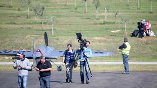 Aerodrom Vrsar domacin Red Bull Air Race Svjetskog prvenstva 2014. Red Bull Air Race okuplja najbolje svjetske pilote koji kombinacijom brzine, preciznosti i vjestine upravljaju okretnim avionima, provlaceci se kroz 25 m visoka vrata, do brzine od cak 370 Aerodrom Vrsar domacin Red Bull Air Race Svjetskog prvenstva 2014. Red Bull Air Race okuplja najbolje svjetske pilote koji kombinacijom brzine, preciznosti i vjestine upravljaju okretnim avionima, provlaceci se kroz 25 m visoka vrata, do brzine od cak 370