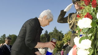 Zagreb,250611
Groblje Mirogoj.
Predsjednica Vlade RH Jadranka Kosor u povodu Dana drzavnosti polaze vijenac na spomen obiljezju Sredisnjeg kriza u Aleji poginulih hrvatskih branitelja.
Foto: Zeljko Grgic / CROPIX