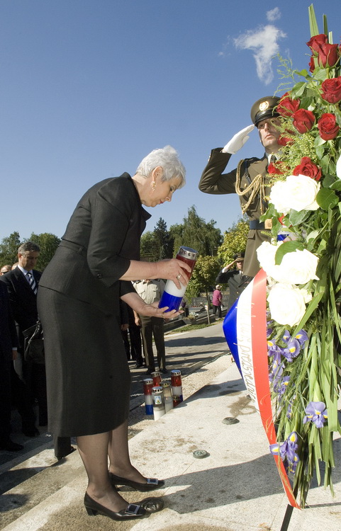 Zagreb,250611
Groblje Mirogoj.
Predsjednica Vlade RH Jadranka Kosor u povodu Dana drzavnosti polaze vijenac na spomen obiljezju Sredisnjeg kriza u Aleji poginulih hrvatskih branitelja.
Foto: Zeljko Grgic / CROPIX