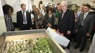 Zadar, 031010.
Predsjednik Hrvatske Ivo Josipovic posjetio je mjesto Lun na otoku Pagu. Obisao je stari maslinik i uljaru Lun Zeljimira Badurine.
Na fotografiji: predsjednik u uljari.
Foto : Vladimir Ivanov / CROPIX