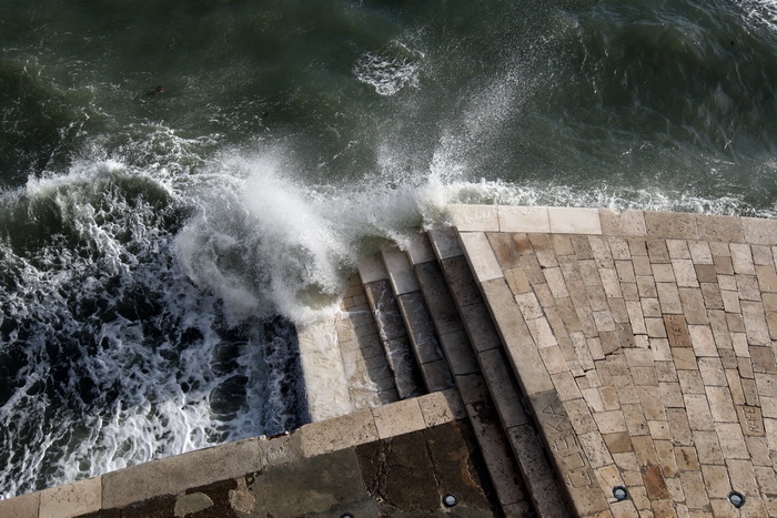 Zadar, 111112.
Jako jugo od ranih jutarnjih sati puse na zadarskom podrucju, temperatura zraka je ugodnih 20 stupnjeva. Detalj sa zadarske rive.
Foto: Jure Miskovic / CROPIX Zadar, 111112.
Jako jugo od ranih jutarnjih sati puse na zadarskom podrucju, temperatura zraka je ugodnih 20 stupnjeva. Detalj sa zadarske rive.
Foto: Jure Miskovic / CROPIX