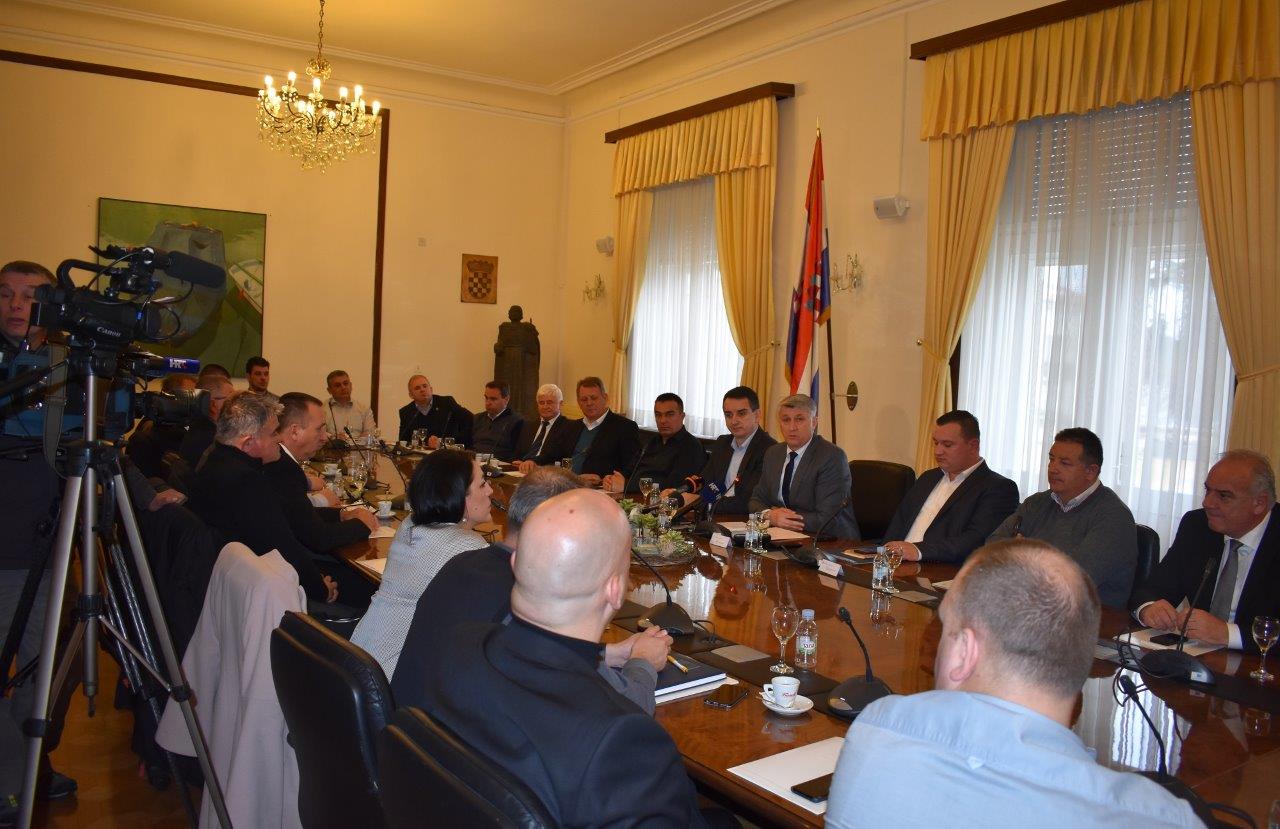 Zadarski župan Božidara Longin održao sastanak s gradonačelnicima i načelnicima Zadarski župan Božidara Longin održao sastanak s gradonačelnicima i načelnicima