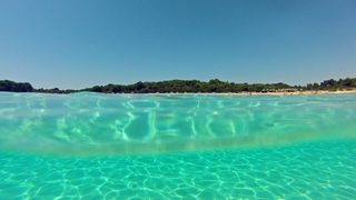 25.07.2013., Dugi otok, Sakarun – Uzduz i poprijeko Dugog otoka u zadarskom arhipelagu u ljetnim danima prepuno je turista, a najomiljenija plaza zasigurno je Sakarun, koja sa nalazi u uvali pokraj mjesta Veli Rat. Pjeskovita plaza sa tirkizno cistim mo