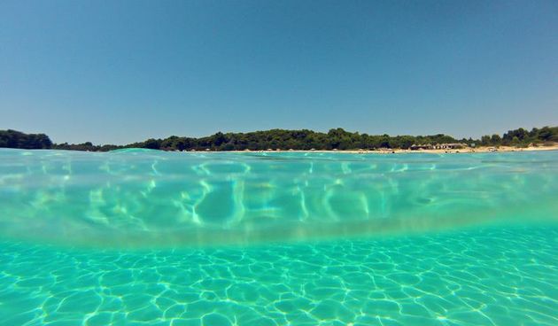 25.07.2013., Dugi otok, Sakarun – Uzduz i poprijeko Dugog otoka u zadarskom arhipelagu u ljetnim danima prepuno je turista, a najomiljenija plaza zasigurno je Sakarun, koja sa nalazi u uvali pokraj mjesta Veli Rat. Pjeskovita plaza sa tirkizno cistim mo