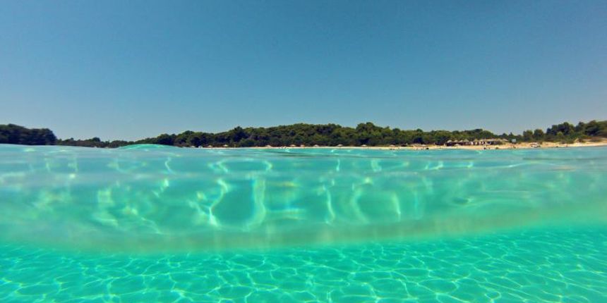 25.07.2013., Dugi otok, Sakarun – Uzduz i poprijeko Dugog otoka u zadarskom arhipelagu u ljetnim danima prepuno je turista, a najomiljenija plaza zasigurno je Sakarun, koja sa nalazi u uvali pokraj mjesta Veli Rat. Pjeskovita plaza sa tirkizno cistim mo 25.07.2013., Dugi otok, Sakarun – Uzduz i poprijeko Dugog otoka u zadarskom arhipelagu u ljetnim danima prepuno je turista, a najomiljenija plaza zasigurno je Sakarun, koja sa nalazi u uvali pokraj mjesta Veli Rat. Pjeskovita plaza sa tirkizno cistim mo