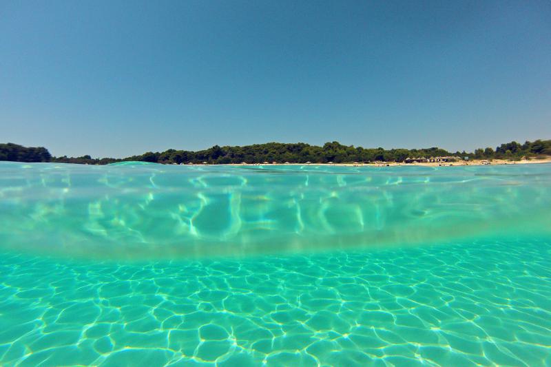 25.07.2013., Dugi otok, Sakarun – Uzduz i poprijeko Dugog otoka u zadarskom arhipelagu u ljetnim danima prepuno je turista, a najomiljenija plaza zasigurno je Sakarun, koja sa nalazi u uvali pokraj mjesta Veli Rat. Pjeskovita plaza sa tirkizno cistim mo