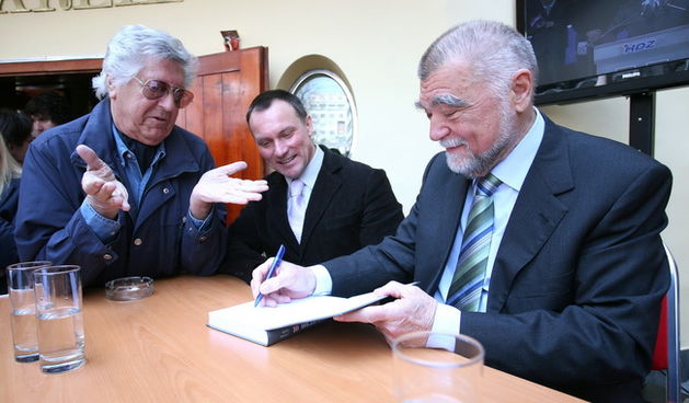 Zagreb, 170410. U kaficu Charlie u Gajevoj ulici odrzana je promocija knjige autora Borisa Pavelica naziva “10 boljih godina. Bilanca gradjanina-predsjednika Stjepana Mesica.” Na promociji je prisustvovao sam Stjepan Mesic kao i novi predsjednik Ivo josip