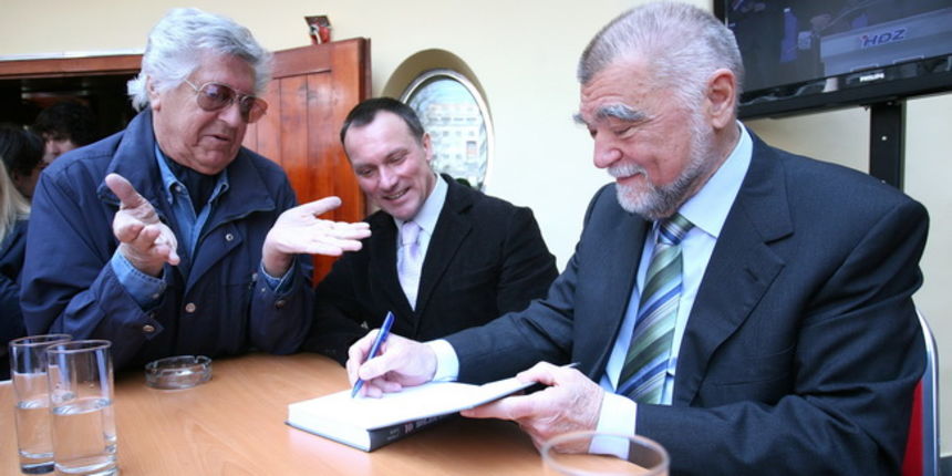 Zagreb, 170410. U kaficu Charlie u Gajevoj ulici odrzana je promocija knjige autora Borisa Pavelica naziva “10 boljih godina. Bilanca gradjanina-predsjednika Stjepana Mesica.” Na promociji je prisustvovao sam Stjepan Mesic kao i novi predsjednik Ivo josip Zagreb, 170410. U kaficu Charlie u Gajevoj ulici odrzana je promocija knjige autora Borisa Pavelica naziva “10 boljih godina. Bilanca gradjanina-predsjednika Stjepana Mesica.” Na promociji je prisustvovao sam Stjepan Mesic kao i novi predsjednik Ivo josip