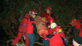 Zadar, 090612.
Danas su spasitelji HGSSa odradili akciju spasavanja unesrecenog speleologa Marjana Marovica koji je dozivio nesrecu u jami Kita Gacesina. U akciji je sudjelovalo oko 150 gorski spasioca te su uspjesno izvukli speleologa na sigurno.
Foto: H
