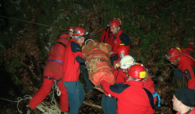 Zadar, 090612.
Danas su spasitelji HGSSa odradili akciju spasavanja unesrecenog speleologa Marjana Marovica koji je dozivio nesrecu u jami Kita Gacesina. U akciji je sudjelovalo oko 150 gorski spasioca te su uspjesno izvukli speleologa na sigurno.
Foto: H