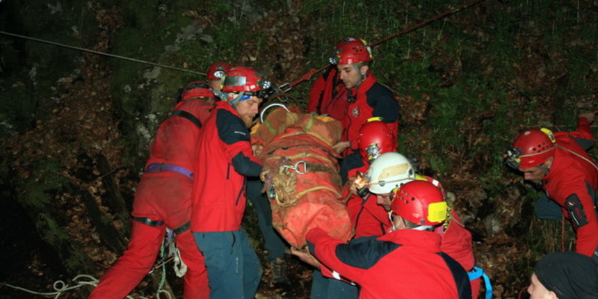 Zadar, 090612.
Danas su spasitelji HGSSa odradili akciju spasavanja unesrecenog speleologa Marjana Marovica koji je dozivio nesrecu u jami Kita Gacesina. U akciji je sudjelovalo oko 150 gorski spasioca te su uspjesno izvukli speleologa na sigurno.
Foto: H