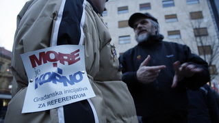 Zagreb, 040311.
Peti po redu, protuvladin prosvjed tzv. facebook grupe zapocinje veceras na Cvjetnom trgu.
Na fotografiji: transparenti.
Foto: Davor Pongracic / CROPIX Zagreb, 040311.
Peti po redu, protuvladin prosvjed tzv. facebook grupe zapocinje veceras na Cvjetnom trgu.
Na fotografiji: transparenti.
Foto: Davor Pongracic / CROPIX