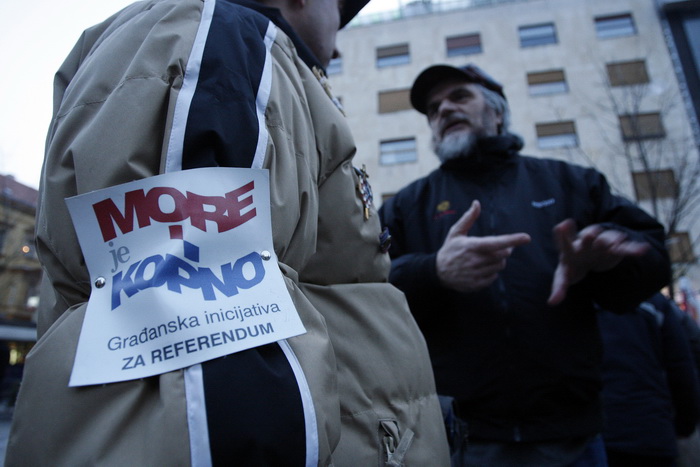 Zagreb, 040311.
Peti po redu, protuvladin prosvjed tzv. facebook grupe zapocinje veceras na Cvjetnom trgu.
Na fotografiji: transparenti.
Foto: Davor Pongracic / CROPIX Zagreb, 040311.
Peti po redu, protuvladin prosvjed tzv. facebook grupe zapocinje veceras na Cvjetnom trgu.
Na fotografiji: transparenti.
Foto: Davor Pongracic / CROPIX