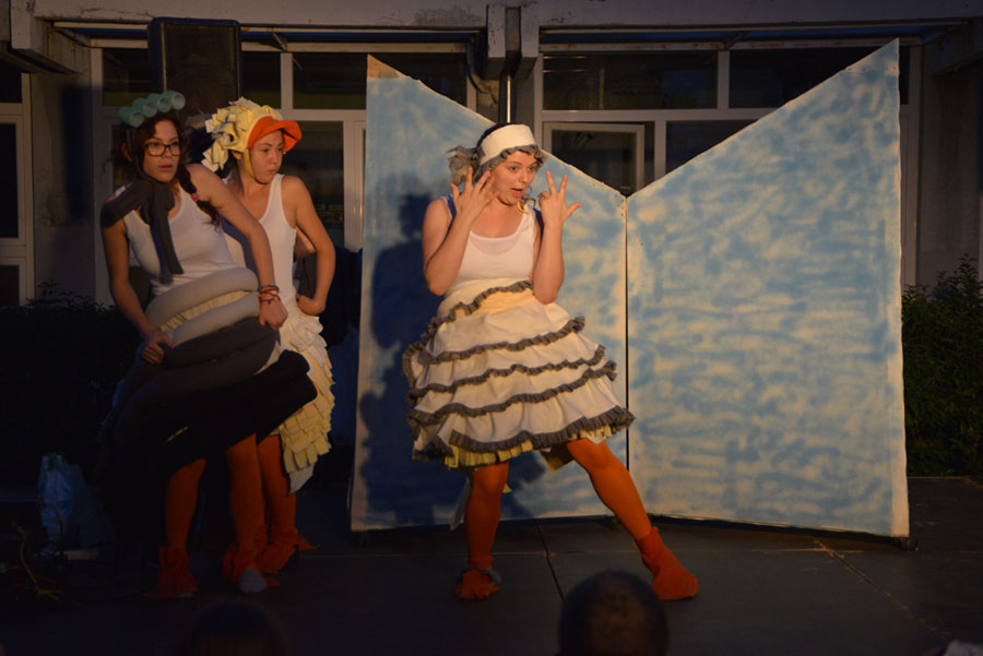 Ružno pače u izvedbi Dragon Teatra Ružno pače u izvedbi Dragon Teatra