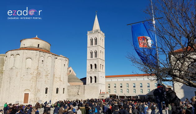 Izložba vojne opreme, oružja i vozila na zadarskoj rivi i spuštanje 25-metarske zastave s kampanela sv. Stošije