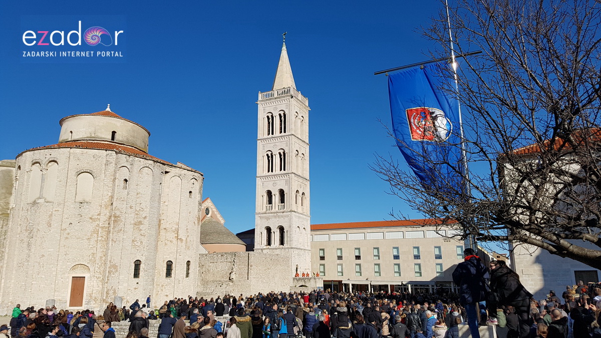 Izložba vojne opreme, oružja i vozila na zadarskoj rivi i spuštanje 25-metarske zastave s kampanela sv. Stošije