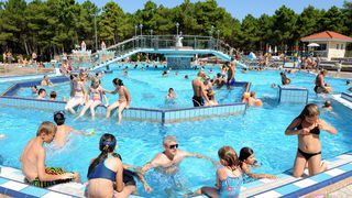 Zadar, 220811.
U turistickom  naselju Zaton u sklopu kojeg se nalazi i najveci autokamp u Hrvatskoj izuzetno su zadovoljni ovogodisnjom sezonom, broj gostiju u odnosu na druge godine je porastao za 7 posto. Trenutno se u naselju (kampu i apartmanima) nala