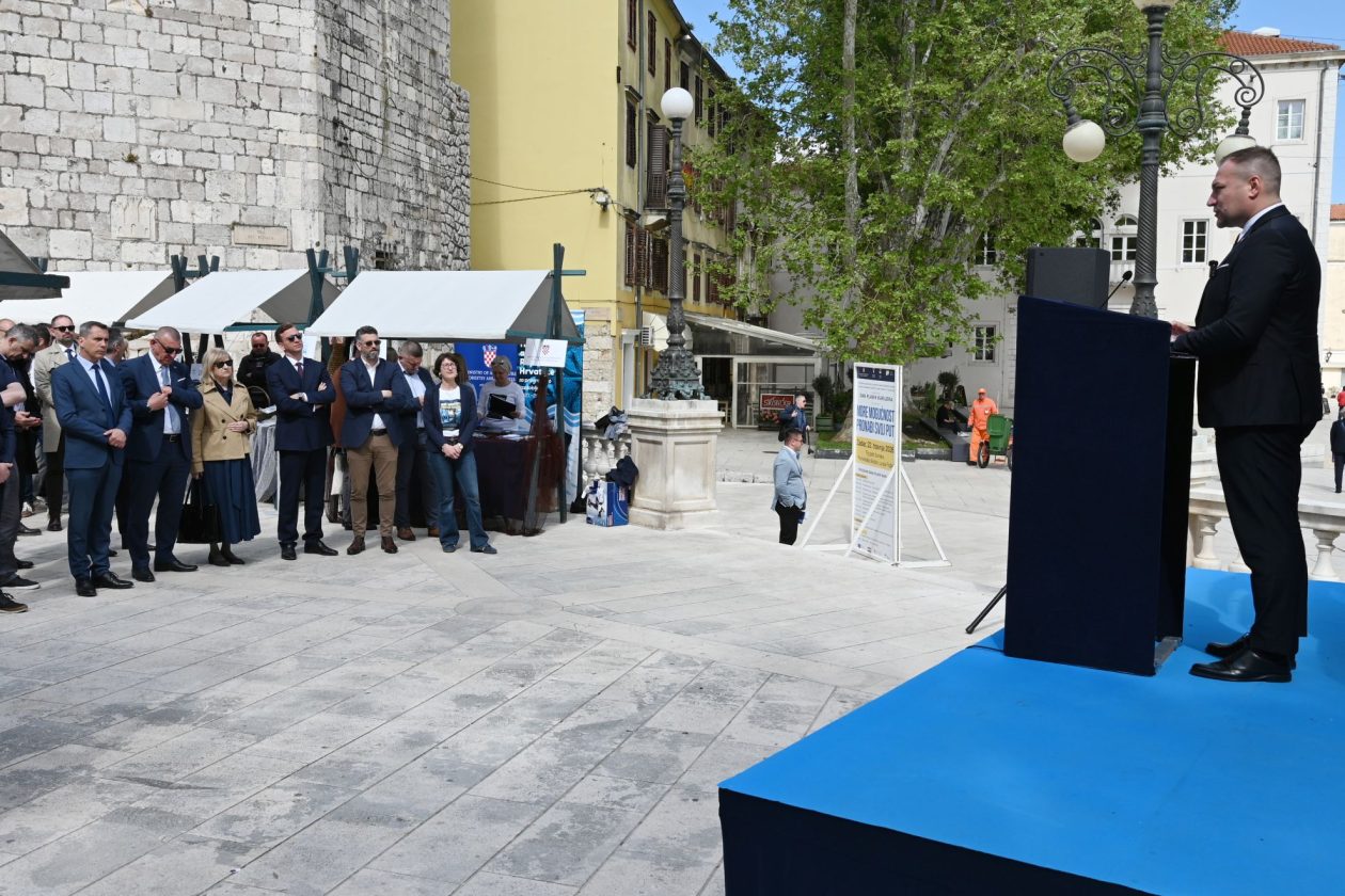 Ministarstvo poljoprivrede, šumarstva i ribarstva RH zajedno sa Zadarskom županijom i Gradom Zadrom danas u Zadru organiziraju manifestaciju “More mogućnosti – pronađi svoj put”, kojom učenike, studente, roditelje i sve zainteresirane žele zaintrigirati za svijet plavih karijera – obrazovanje, zanimanja i mogućnosti u sektoru mora.