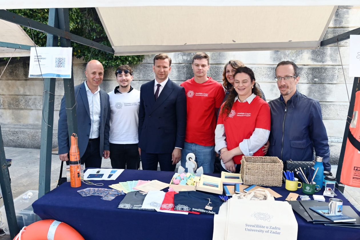 Ministarstvo poljoprivrede, šumarstva i ribarstva RH zajedno sa Zadarskom županijom i Gradom Zadrom danas u Zadru organiziraju manifestaciju “More mogućnosti – pronađi svoj put”, kojom učenike, studente, roditelje i sve zainteresirane žele zaintrigirati za svijet plavih karijera – obrazovanje, zanimanja i mogućnosti u sektoru mora.