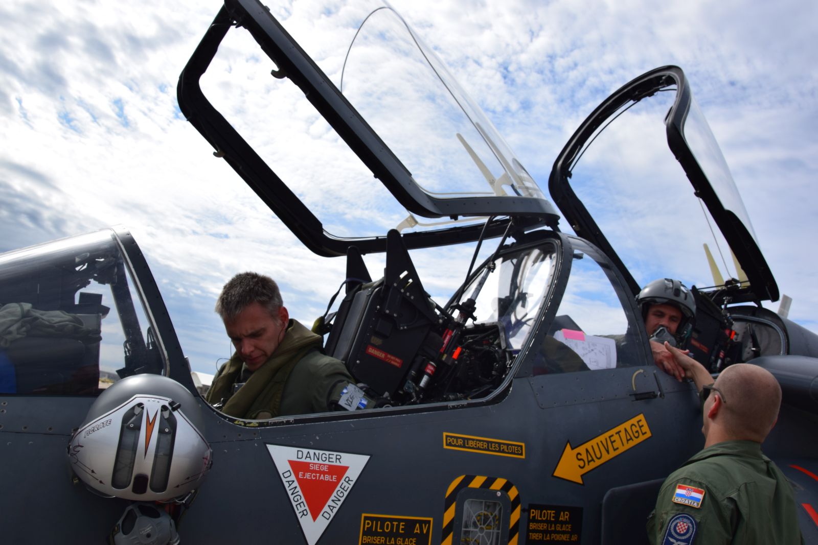 Tri francuska vojna aviona Dassault Alphajet u posjeti bazi Zemunik