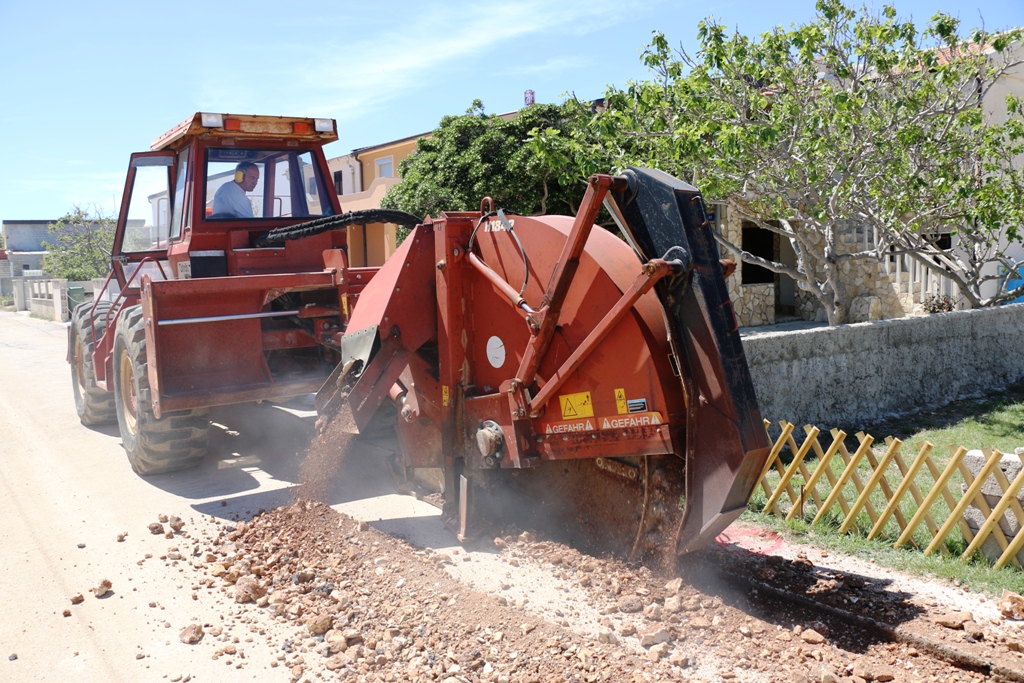 Vir: Radovi na postavljanju javne rasvjete i asfaltiranju prometnica Vir: Radovi na postavljanju javne rasvjete i asfaltiranju prometnica