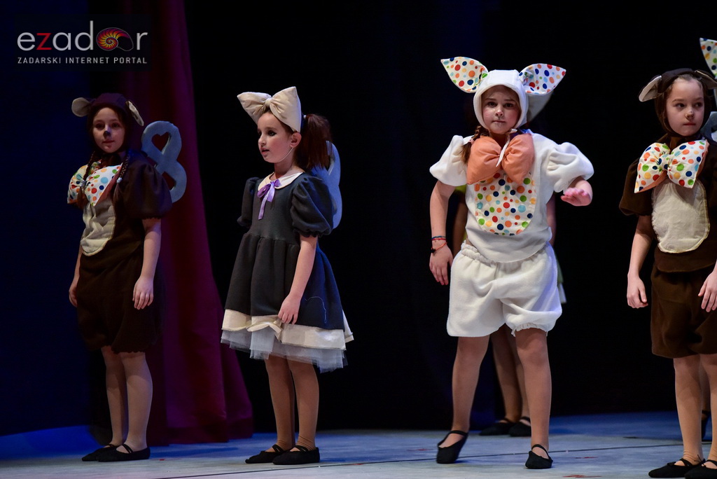 Predstava “Odgojoj” Plesne udruge Gesta u HNK Zadar