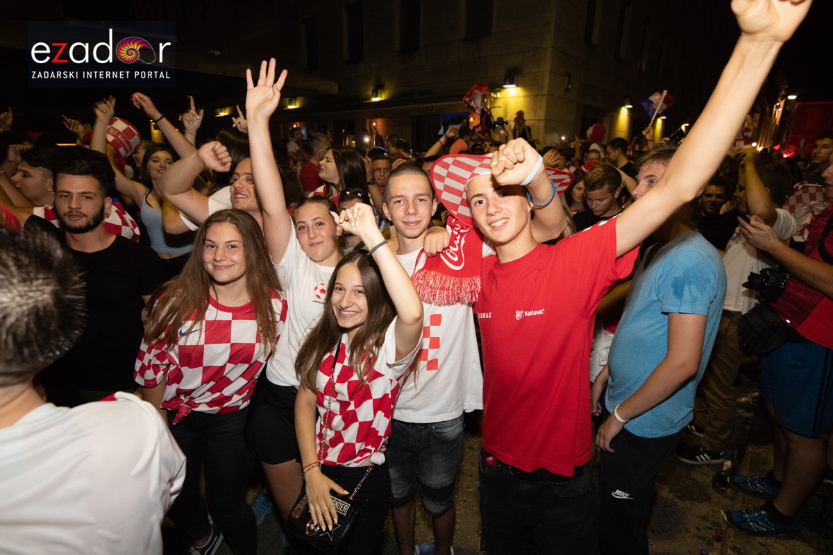 Čudesna noć: Velika fešta ulicama Zadra nakon plasmana Vatrenih u finale SP Čudesna noć: Velika fešta ulicama Zadra nakon plasmana Vatrenih u finale SP