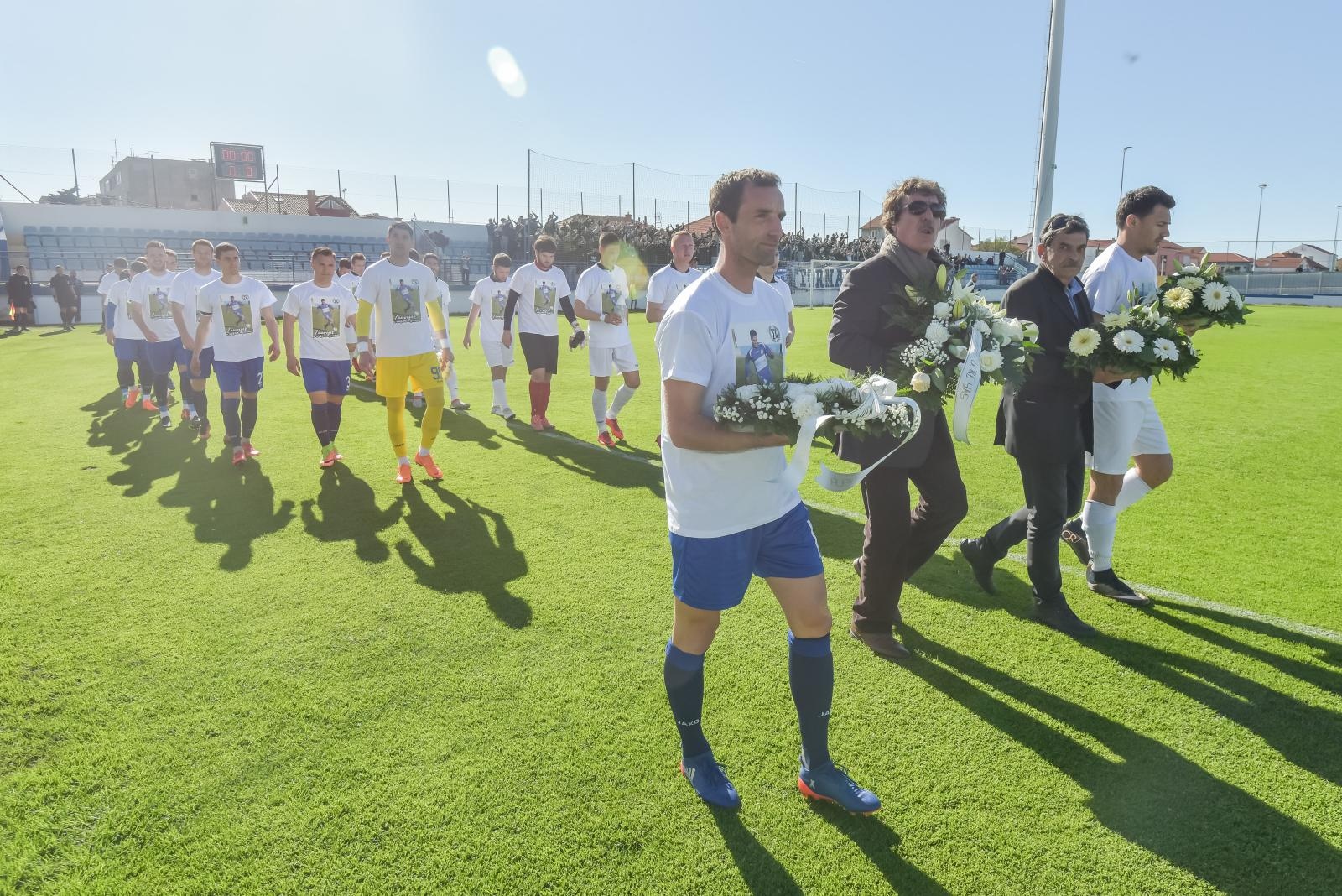 Igrači i navijači NK Zadar obilježili 10. obljetnicu tragične smrti Hrvoja Ćustića Igrači i navijači NK Zadar obilježili 10. obljetnicu tragične smrti Hrvoja Ćustića