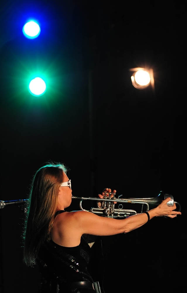 Zadar, 28.07.2011. snimio: Nenad Marčev
HIP HOP – JAZZ
SASKIA LAROO PROJECT (NL-USA-CRO- ITALY)
Saskia Laroo – trumpet, vocal
Warren Byrd – keyboards, vocal
MC Stewlocks Andy Ninvalle – rap, vocal
Daniel Guelli – bass guitar
Sin Banović – dr Zadar, 28.07.2011. snimio: Nenad Marčev
HIP HOP – JAZZ
SASKIA LAROO PROJECT (NL-USA-CRO- ITALY)
Saskia Laroo – trumpet, vocal
Warren Byrd – keyboards, vocal
MC Stewlocks Andy Ninvalle – rap, vocal
Daniel Guelli – bass guitar
Sin Banović – dr