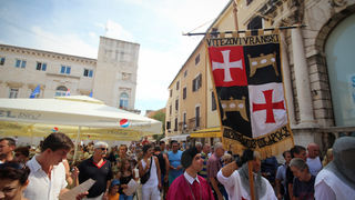 Vitezovi vranski na Narodnom trgu (foto:Saša Čuka) Vitezovi vranski na Narodnom trgu (foto:Saša Čuka)
