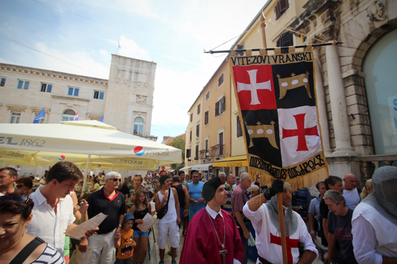 Vitezovi vranski na Narodnom trgu (foto:Saša Čuka) Vitezovi vranski na Narodnom trgu (foto:Saša Čuka)