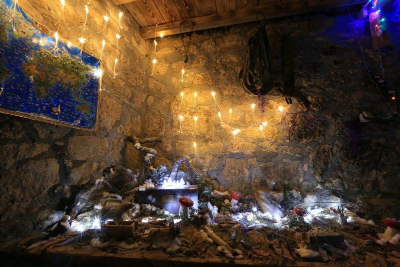 Razvodje – Marko Duvancic, jedan od najpoznatijih proizvodjaca vina oducio je da na svom imanju osim bacava od vina koje je pretvorio u sobe za smjestaj gostiju iznenadi svoje goste a posebno djecu bozicnom bajkom. U tom stilu okitio je i osvijetlio svoje Razvodje – Marko Duvancic, jedan od najpoznatijih proizvodjaca vina oducio je da na svom imanju osim bacava od vina koje je pretvorio u sobe za smjestaj gostiju iznenadi svoje goste a posebno djecu bozicnom bajkom. U tom stilu okitio je i osvijetlio svoje