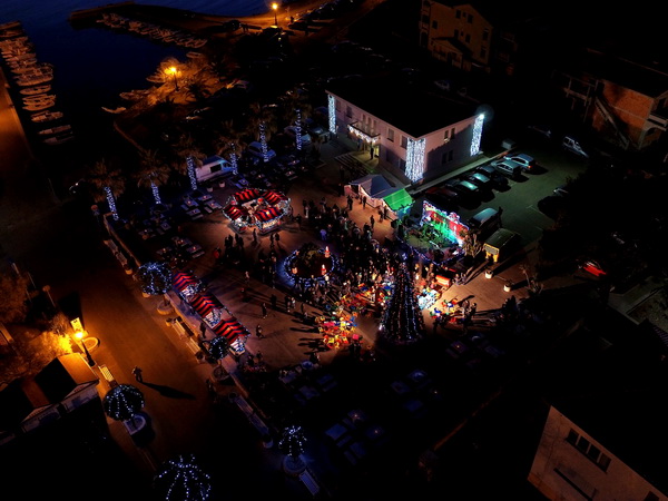 Advent na Viru: Sveta Luce razveselila virske mališane, upaljena treća adventska svijeća Advent na Viru: Sveta Luce razveselila virske mališane, upaljena treća adventska svijeća