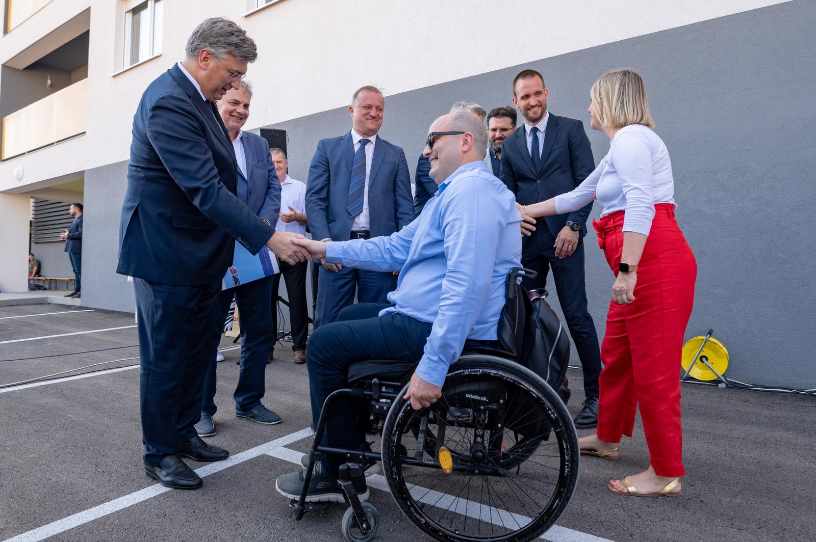 Premijer Plenković sudjelovao na svečanosti primopredaje ključeva POS-ovih stanova Premijer Plenković sudjelovao na svečanosti primopredaje ključeva POS-ovih stanova