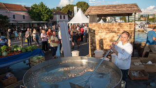 11. Gastol stol na biogradskoj rivi. Foto: Vinko Pešić 11. Gastol stol na biogradskoj rivi. Foto: Vinko Pešić