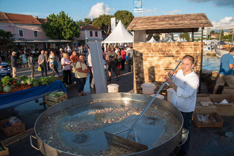 11. Gastol stol na biogradskoj rivi. Foto: Vinko Pešić 11. Gastol stol na biogradskoj rivi. Foto: Vinko Pešić